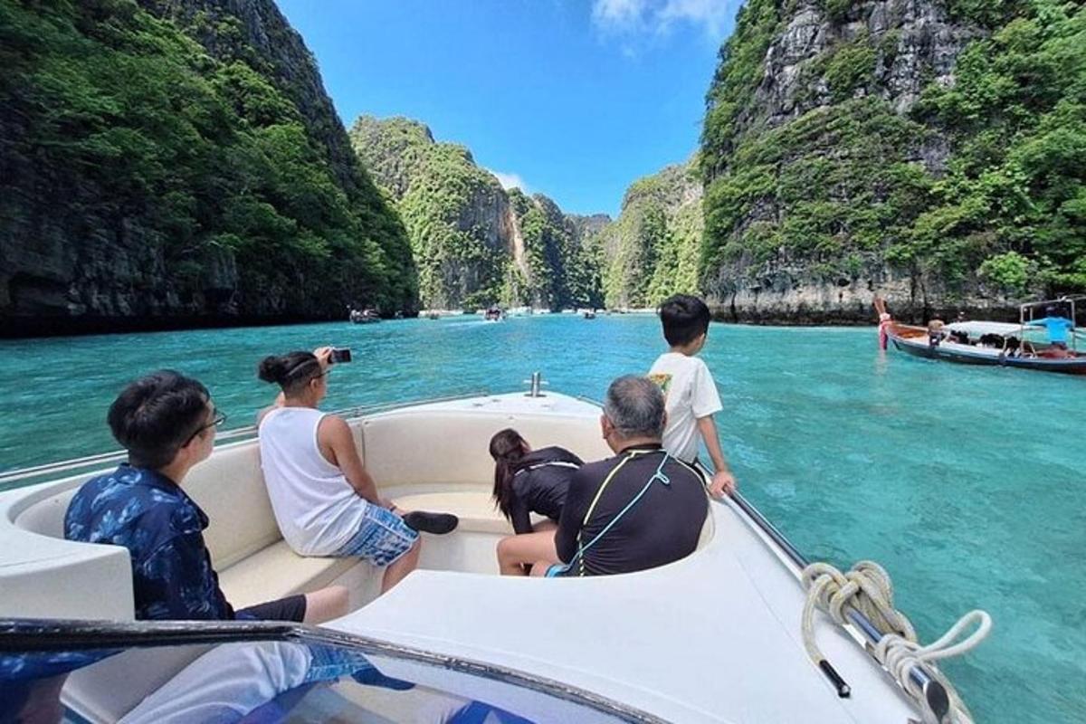 um grupo de pessoas em um barco na água