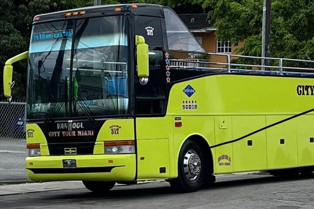 limetkově zelený autobus zaparkovaný na parkovišti
