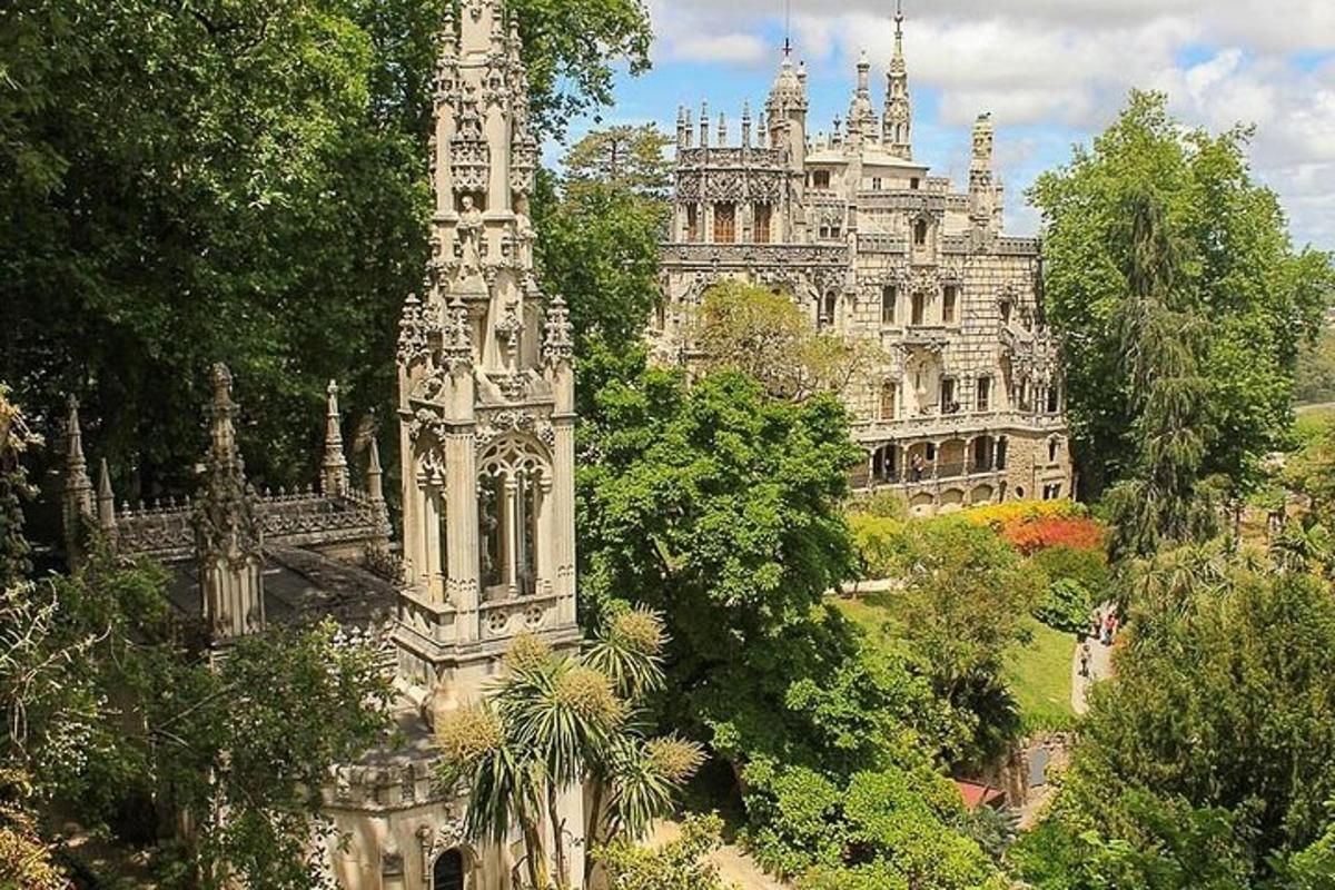 Un edificio antiguo con árboles delante.