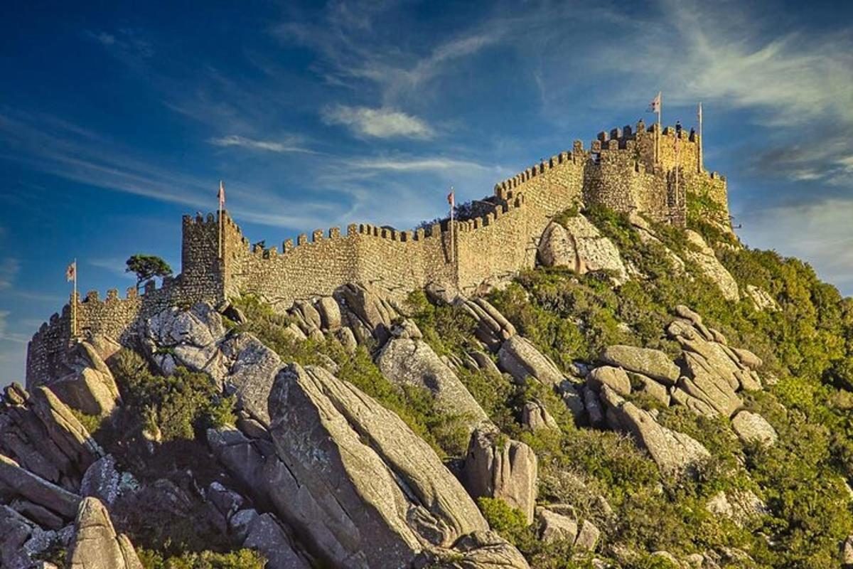 un castell al cim d'una muntanya