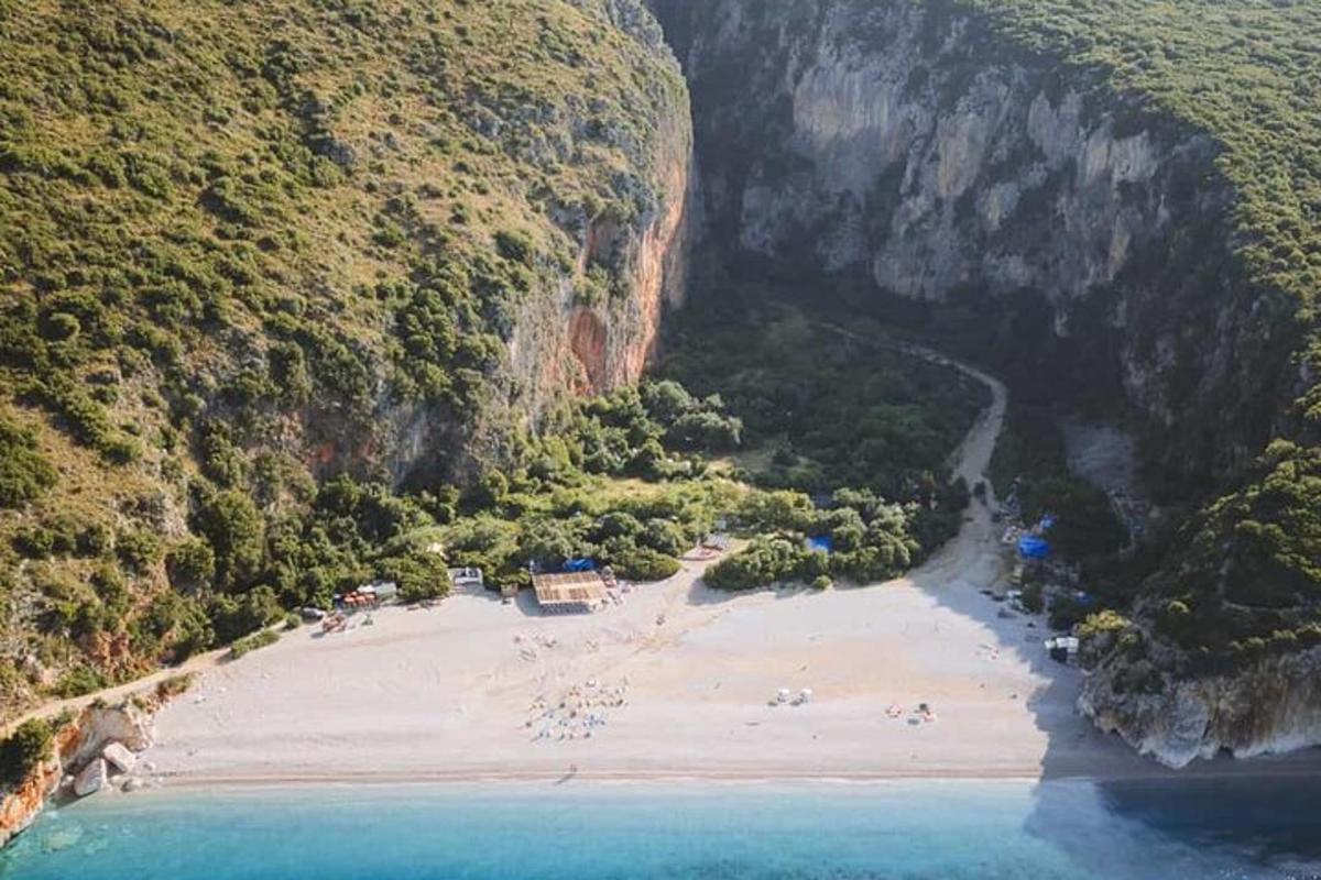 zračni pogled na plažo v gori