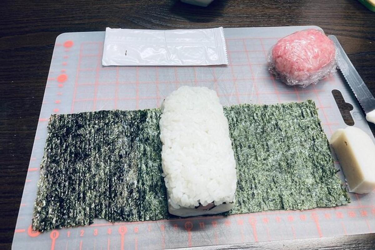 un tagliere con riso e altri alimenti sopra