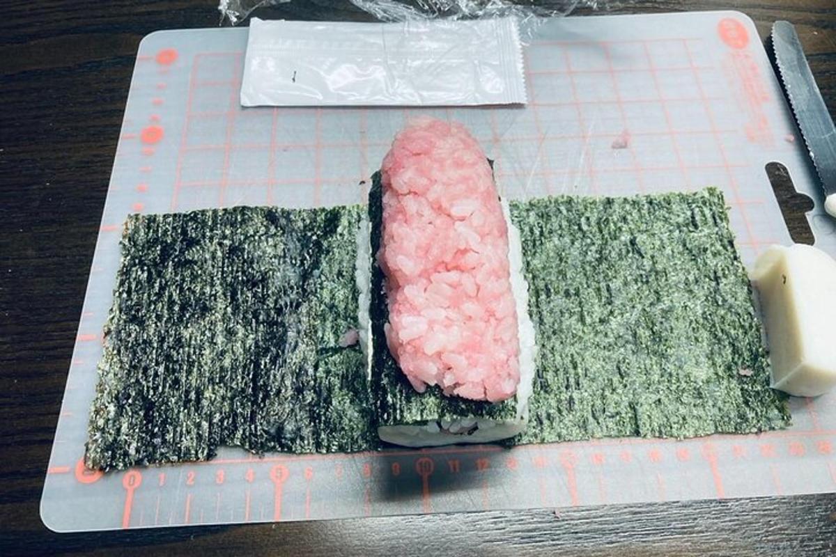 lõikelaual olev sushitükk