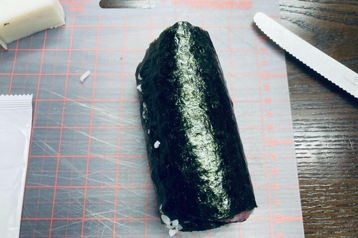 un pezzo di cibo su un tagliere con un coltello
