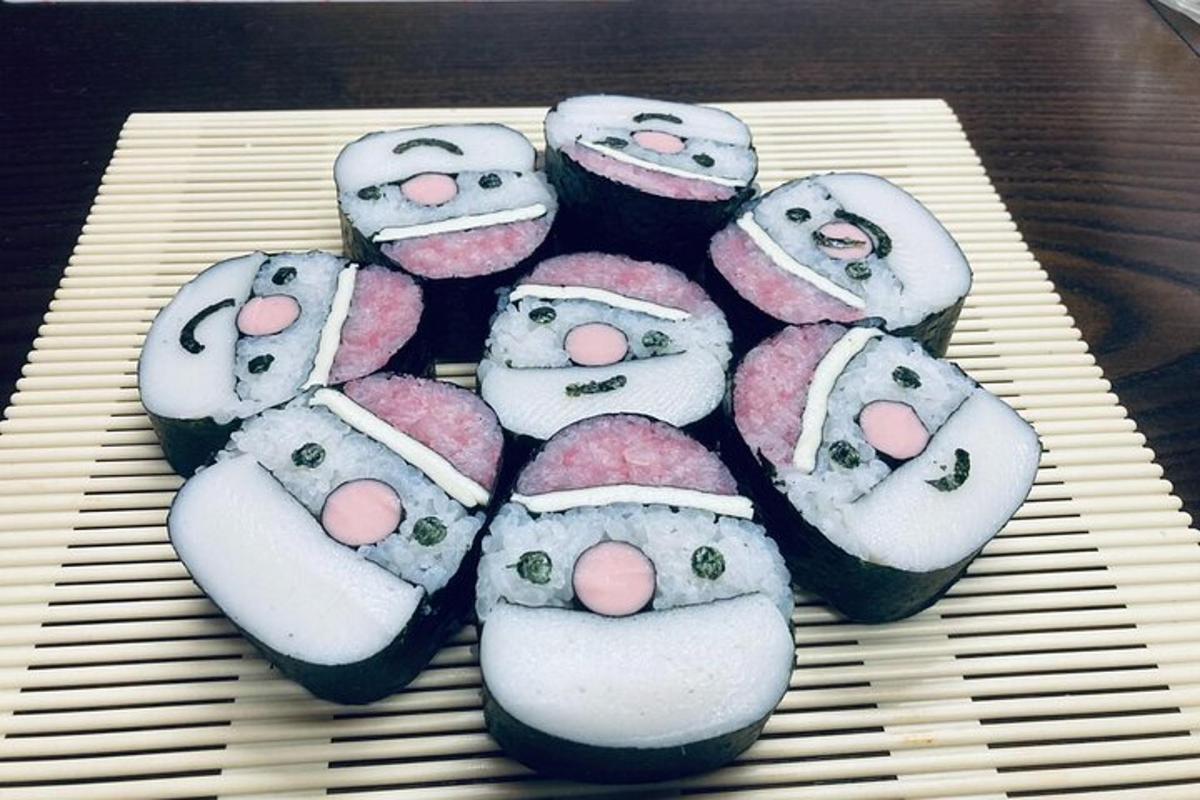skupina sushi sušenek se sněhuláky