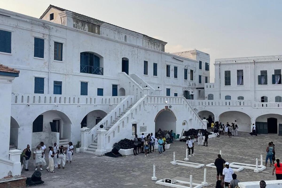 un gruppo di persone in piedi fuori da un edificio