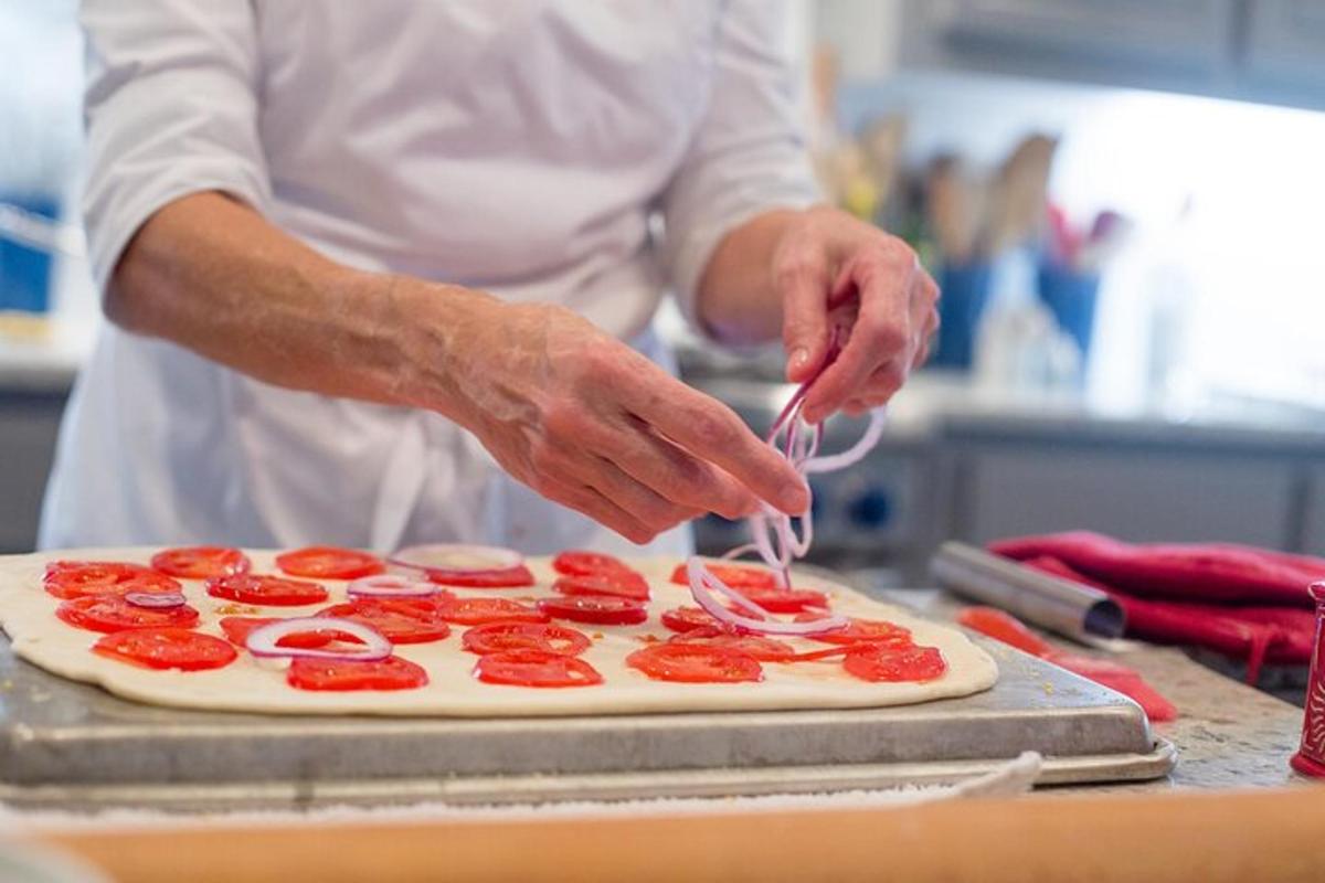 o persoană care face pizza în bucătărie