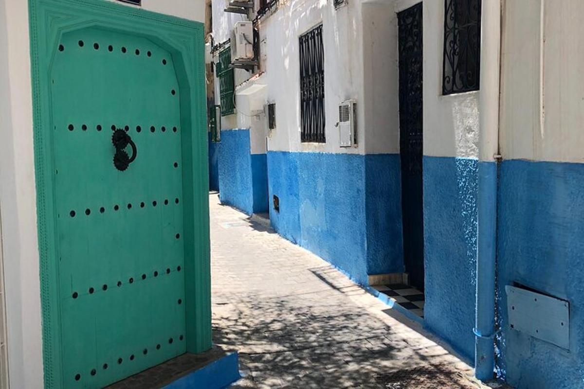 باب أخضر على جانب المبنى