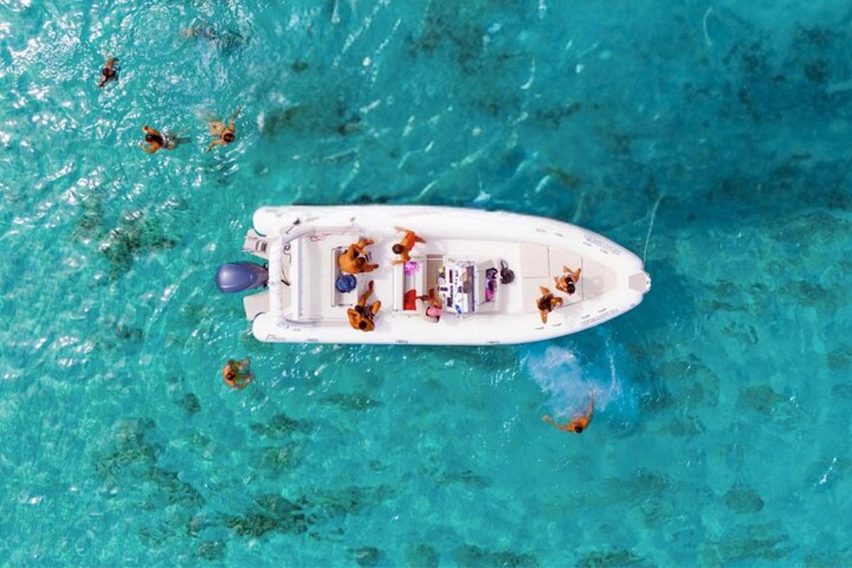 una barca in acqua con persone a bordo