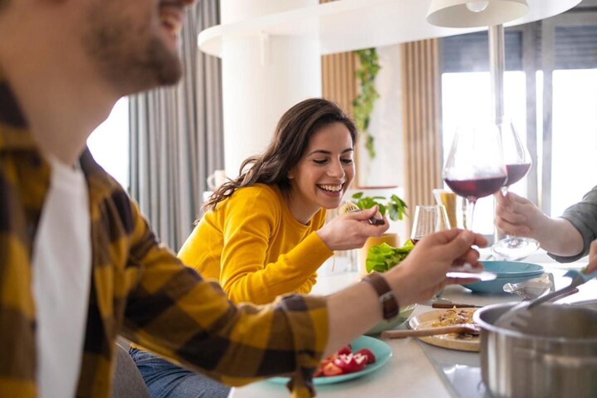 một nhóm người đang ngồi ở một cái bàn với những chiếc ly rượu vang