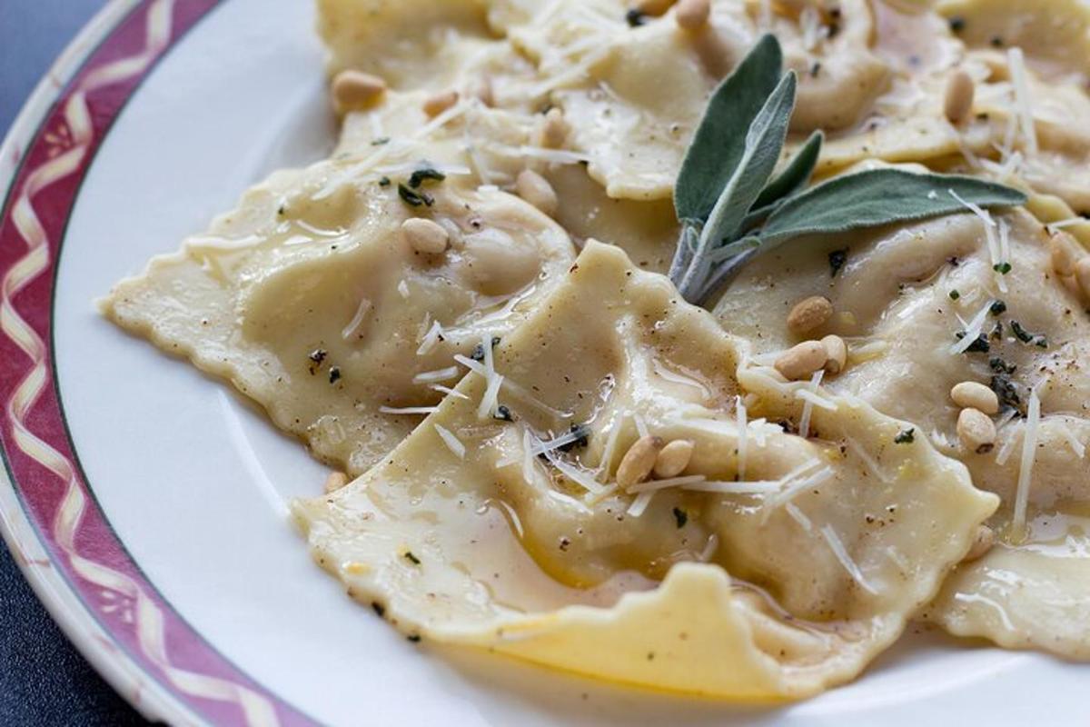 un piatto di ravioli con formaggio ed erbe aromatiche