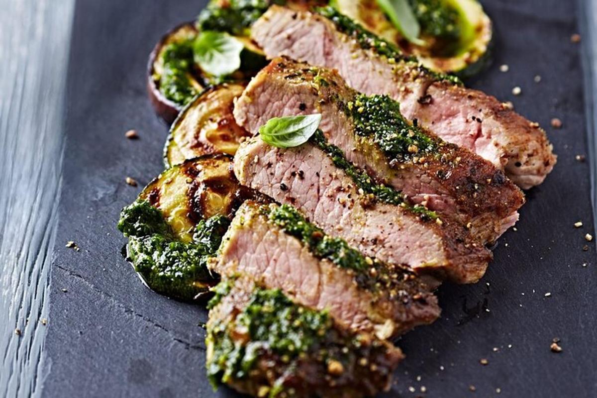 um prato com carne e brócolis sobre uma mesa