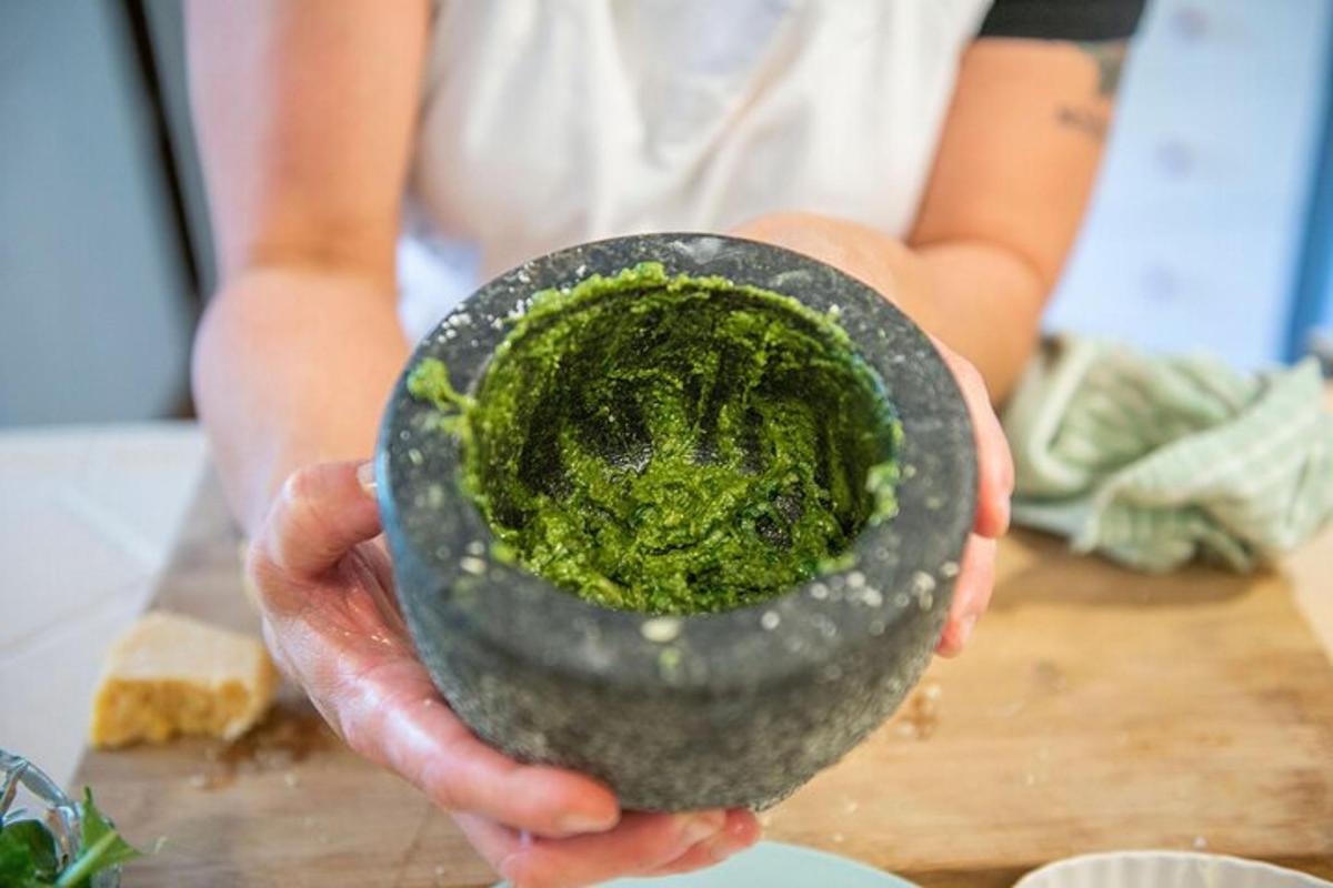 una persona che tiene in mano un vaso pieno di muschio verde