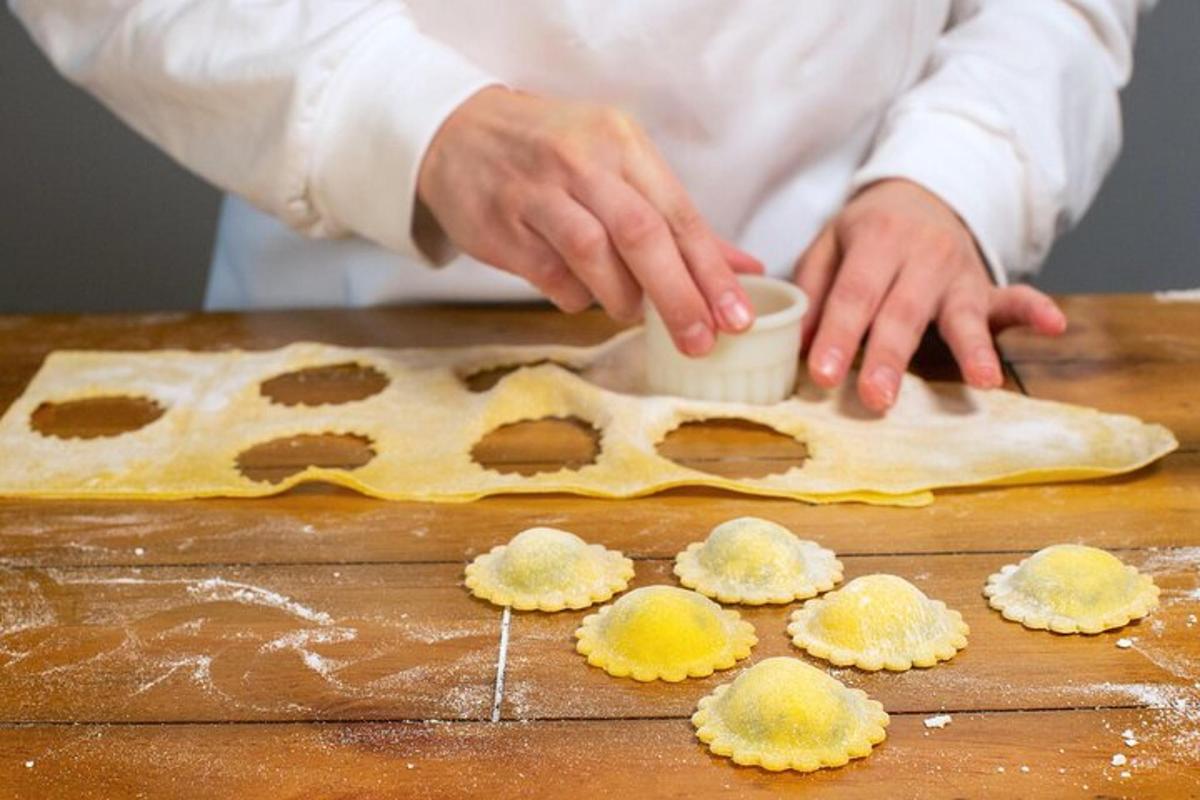 uno chef sta preparando dei biscotti su un tagliere