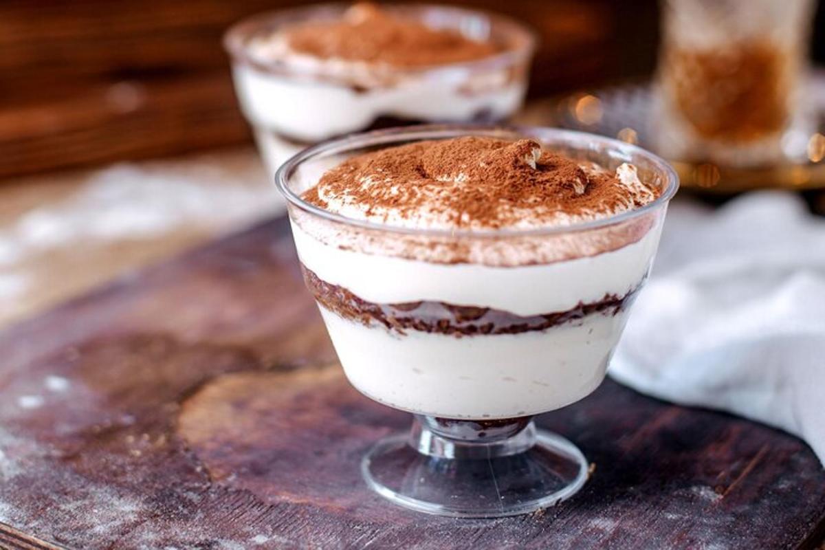 due dessert in un bicchiere appoggiati su un tavolo