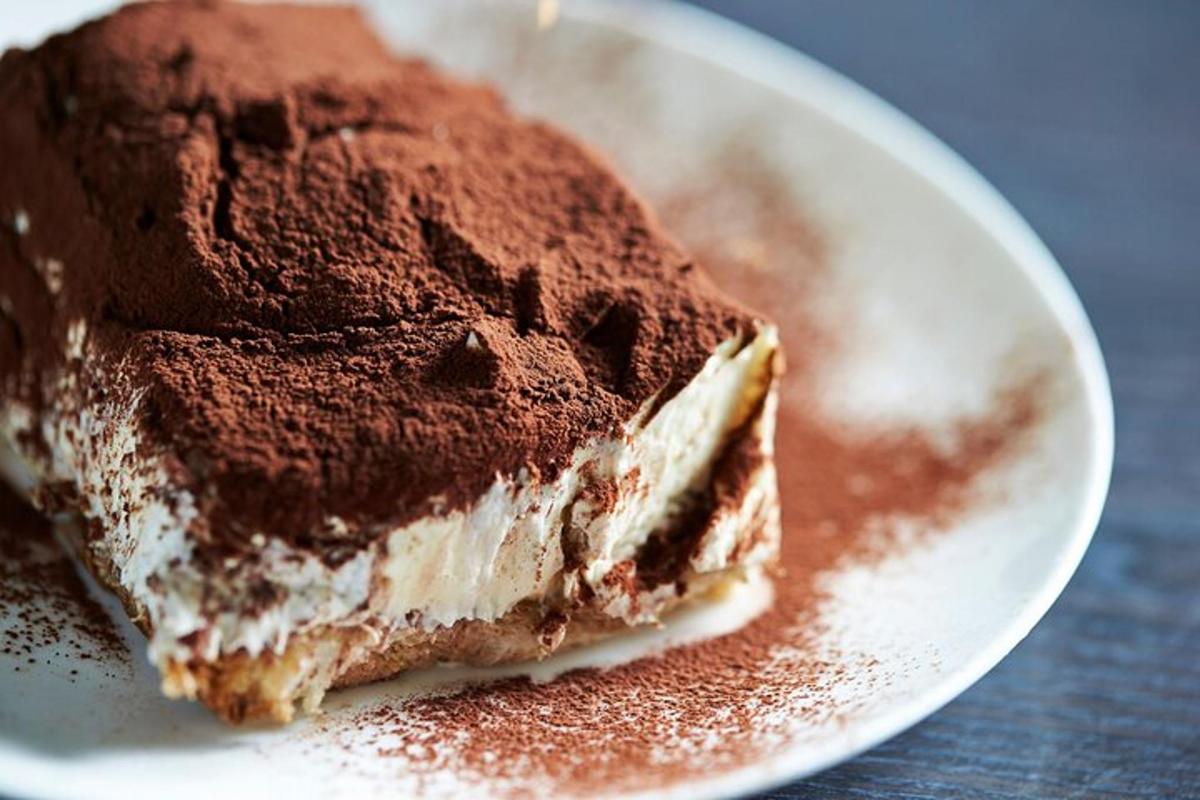 egy csokoládéfagylalttorta egy tányéron