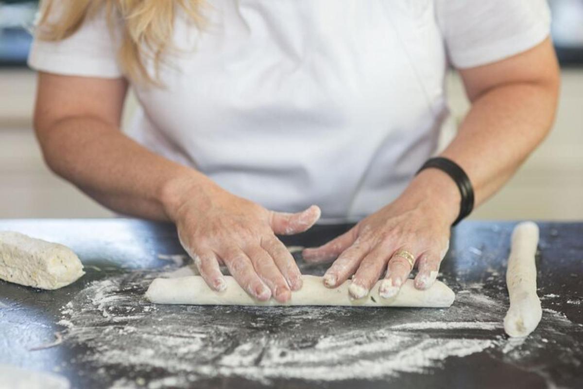 una donna sta impastando l'impasto su un tavolo