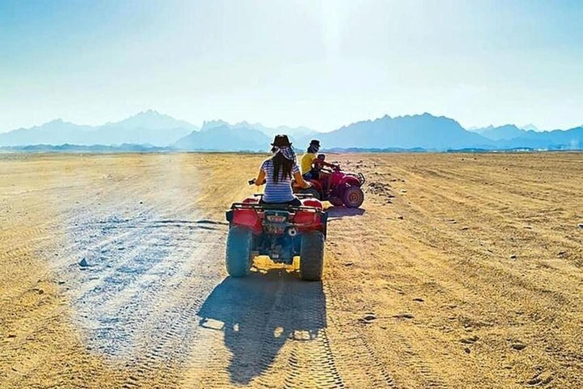 due persone in sella a una moto da cross nel deserto