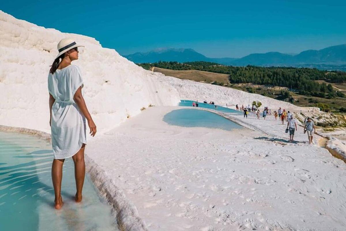 eine Frau, die am Strand im Wasser steht