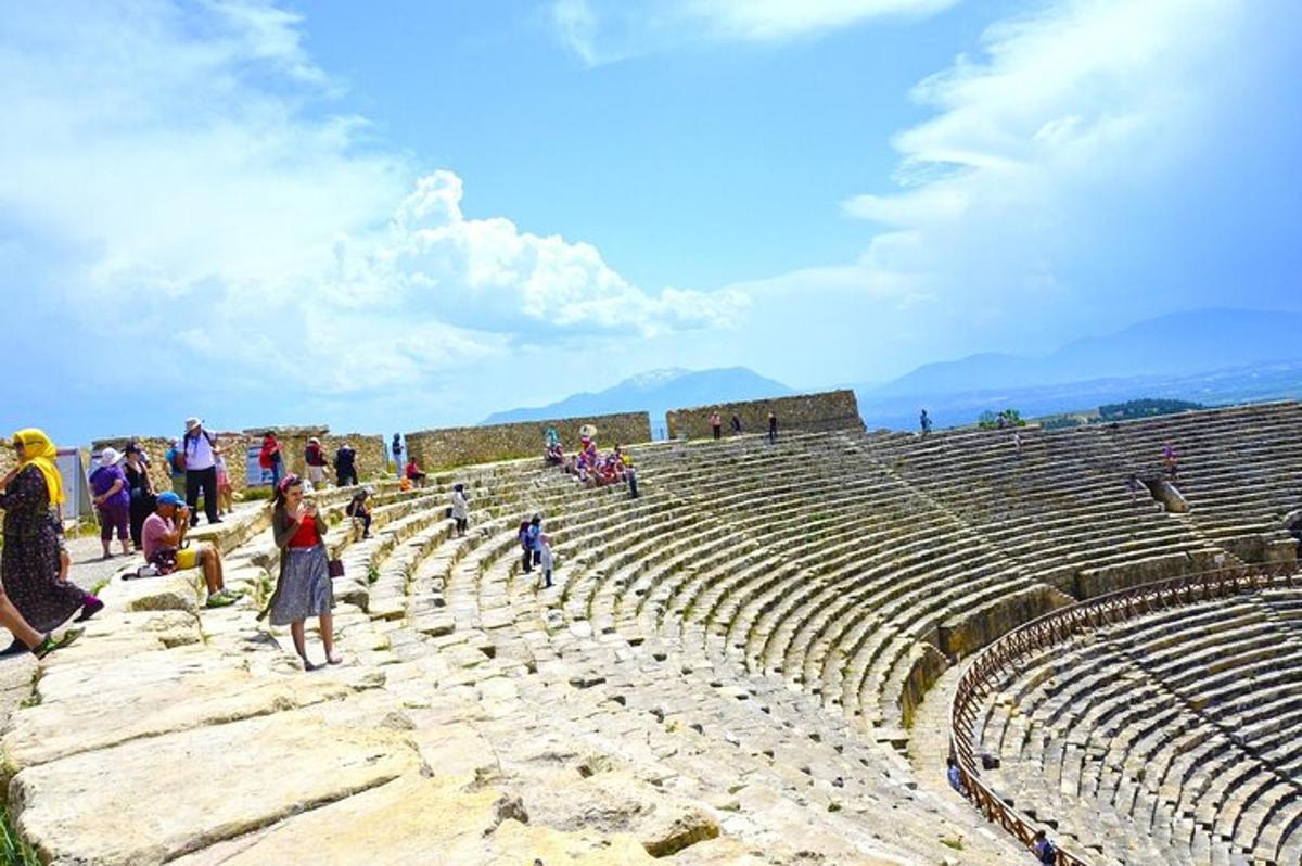 eine Gruppe von Menschen in einem Amphitheater