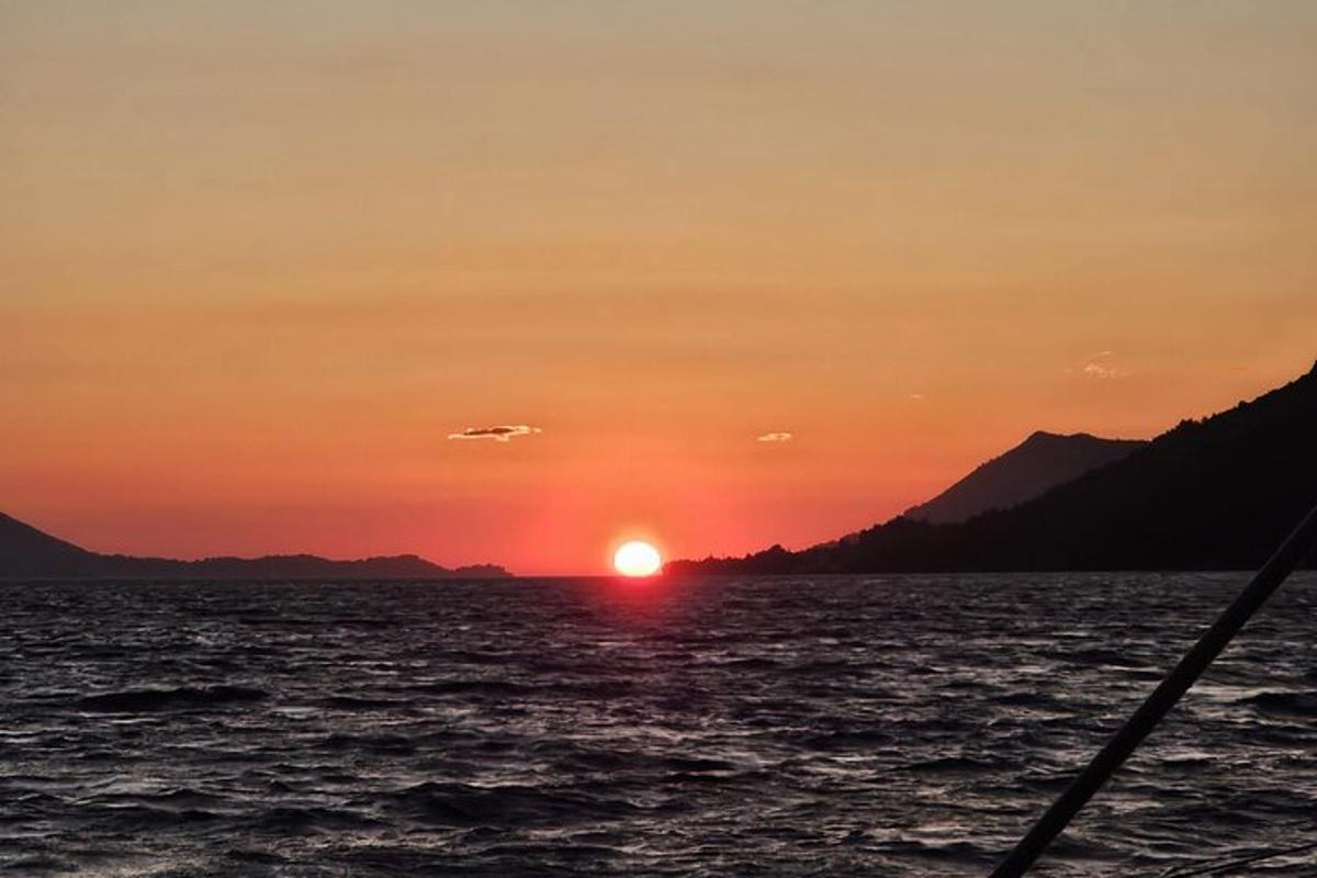 水上のボートから見た夕日