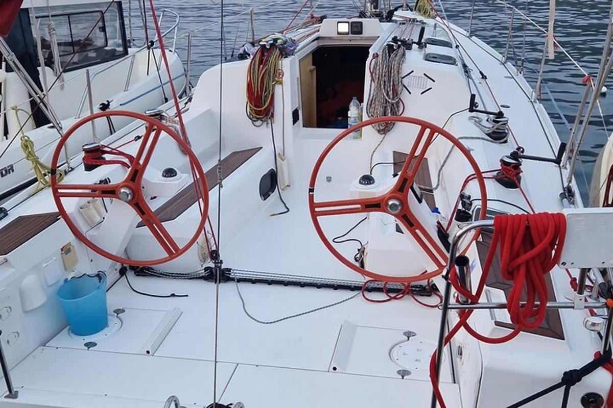μια λευκή βάρκα με κόκκινα σχοινιά πάνω της