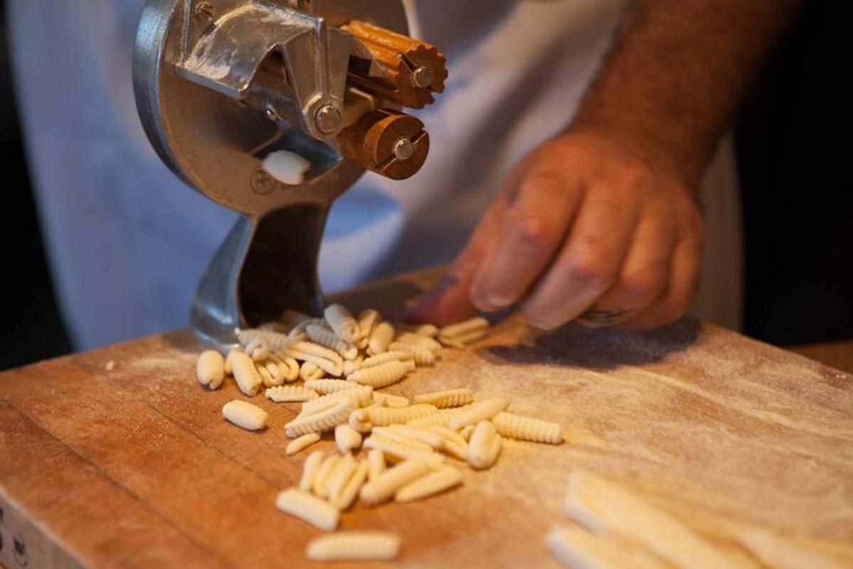 una persona che taglia la pasta su un tagliere