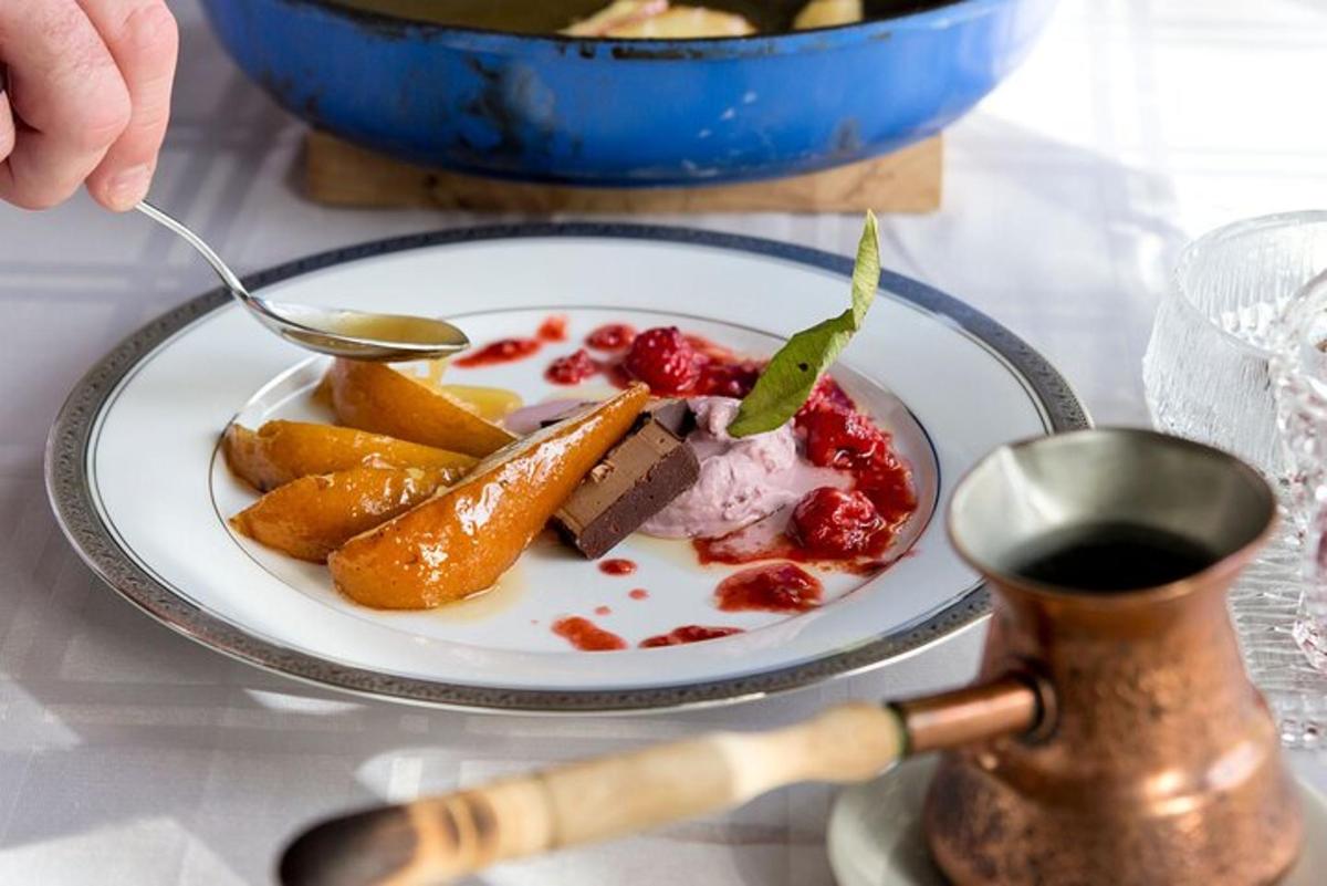 un piatto di cibo su un tavolo con un cucchiaio