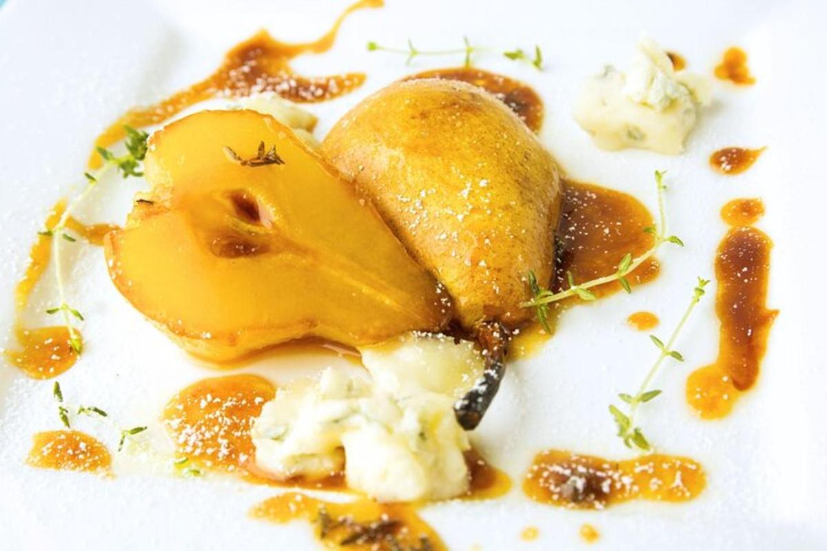un piatto bianco con un dessert e un pezzo di cibo