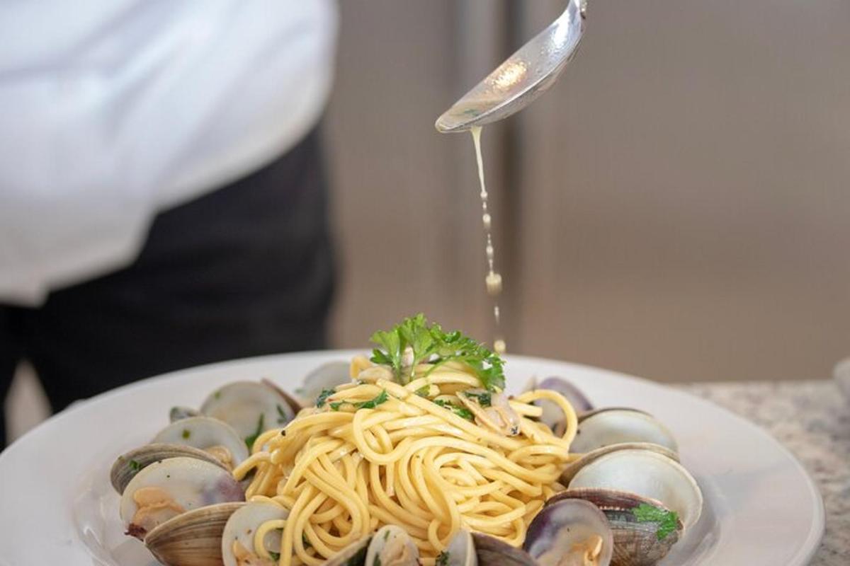 talerz spaghetti z pieczarkami i łyżką