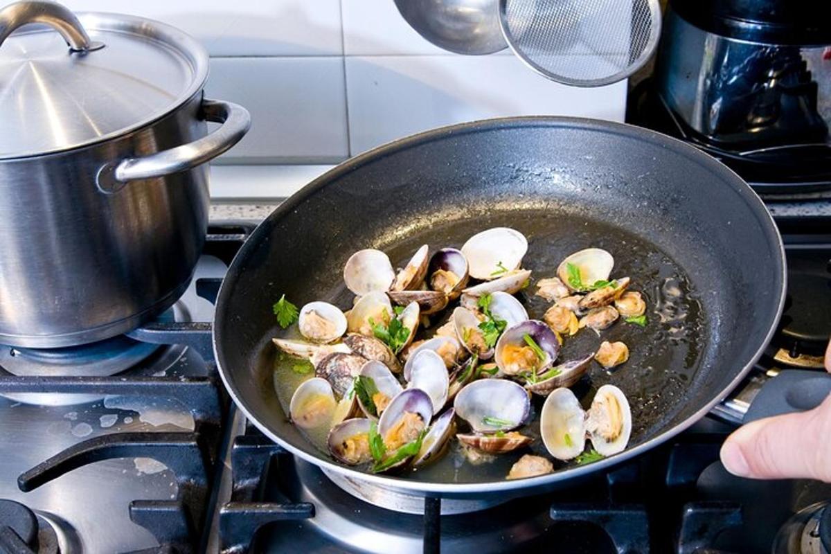 una paella plena de bolets a la cuina
