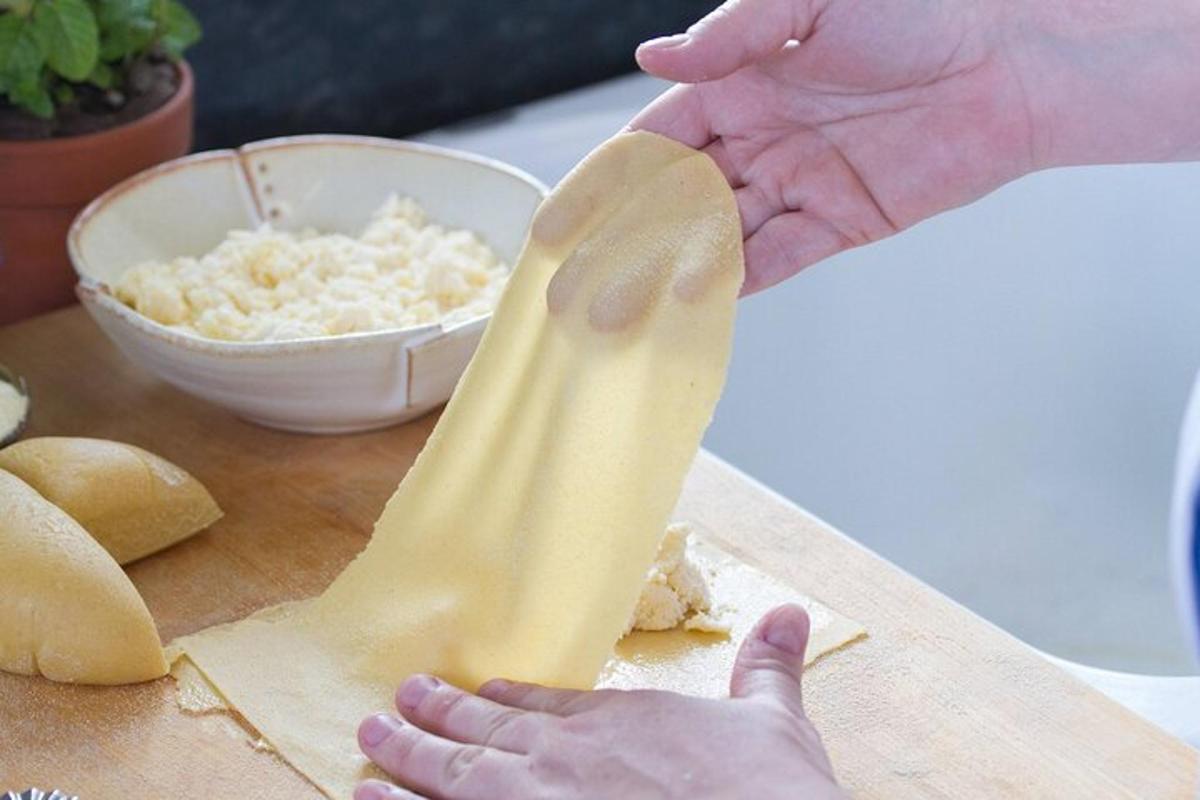 een persoon houdt een lepel met voedsel vast op een snijplank
