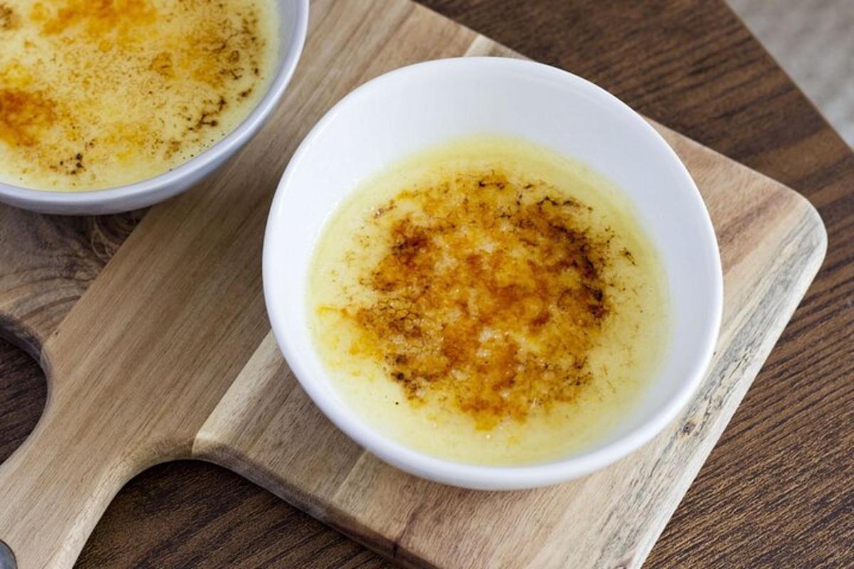 due ciotole di zuppa su un tagliere di legno