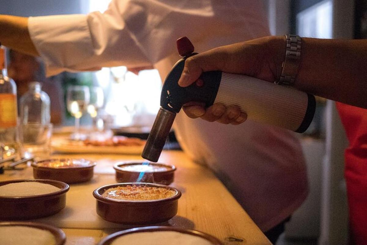 una persona che tiene un coltello in una pentola di cibo