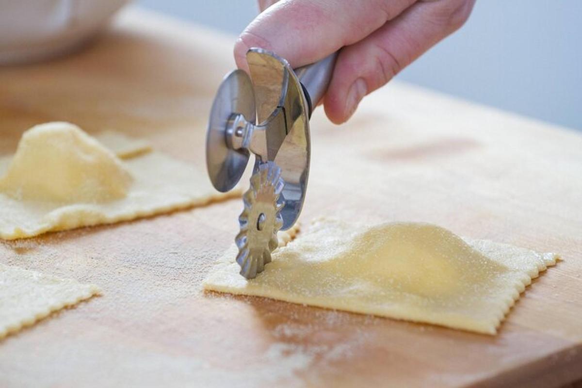 maður sem notar pizzaskera til að skera smákökur