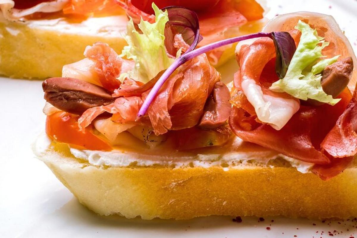 un panino con carne e verdure su un piatto