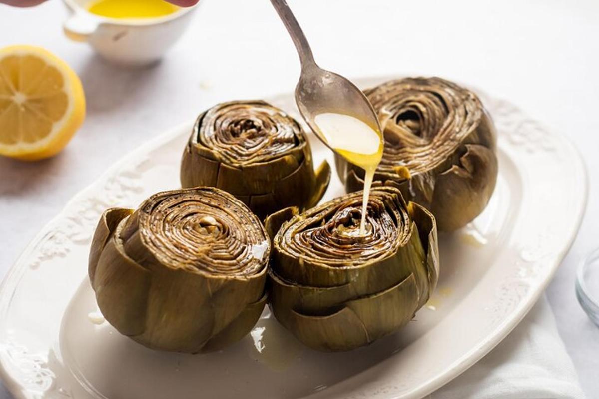 pinggan dengan empat kek cawan di atas meja dengan sudu