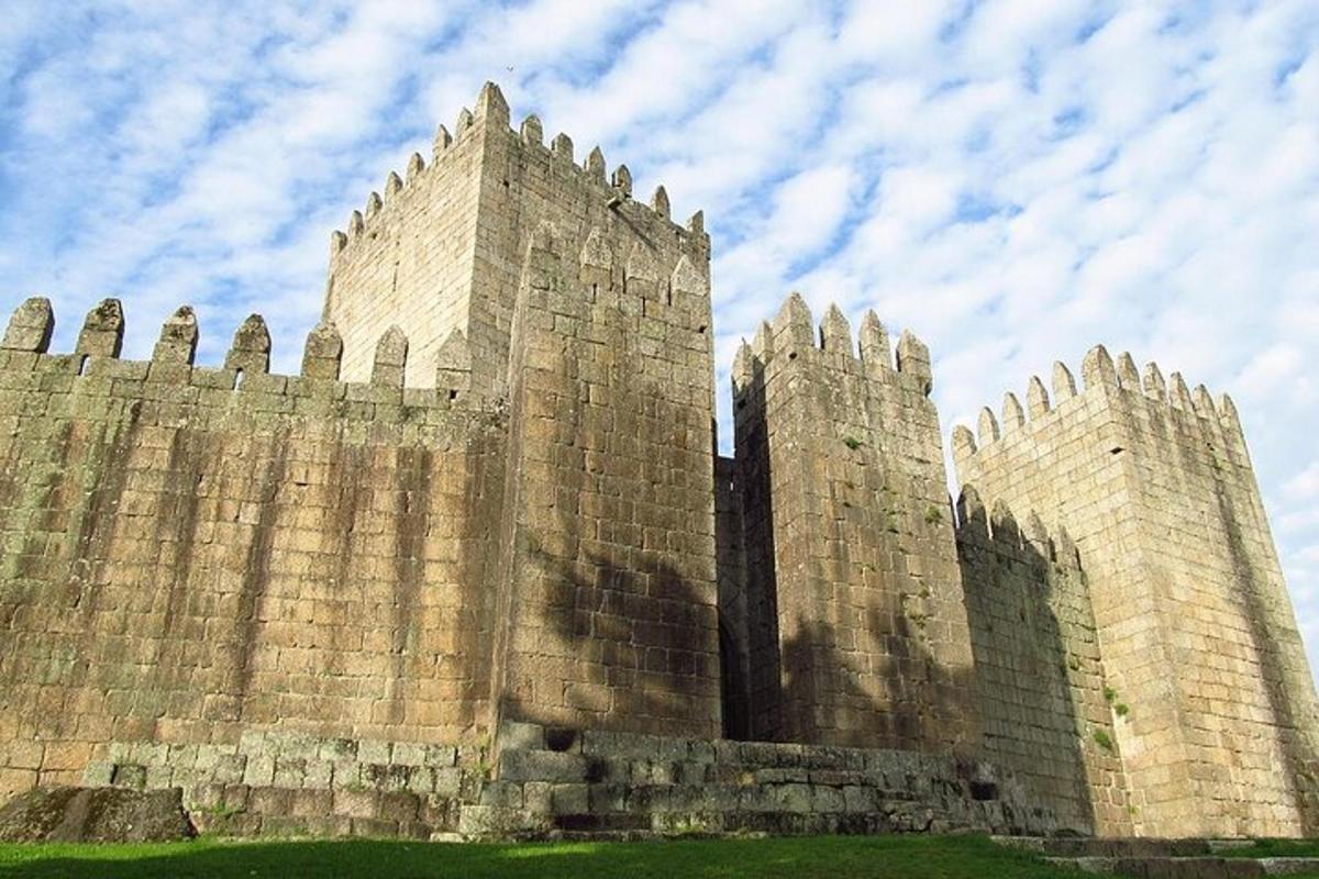starý hrad se dvěma věžemi na vrcholu