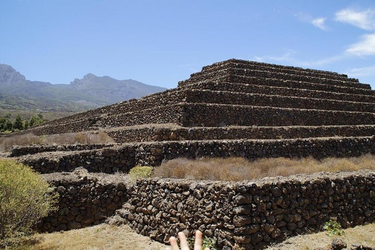 pyramida s lidmi stojícími před ní