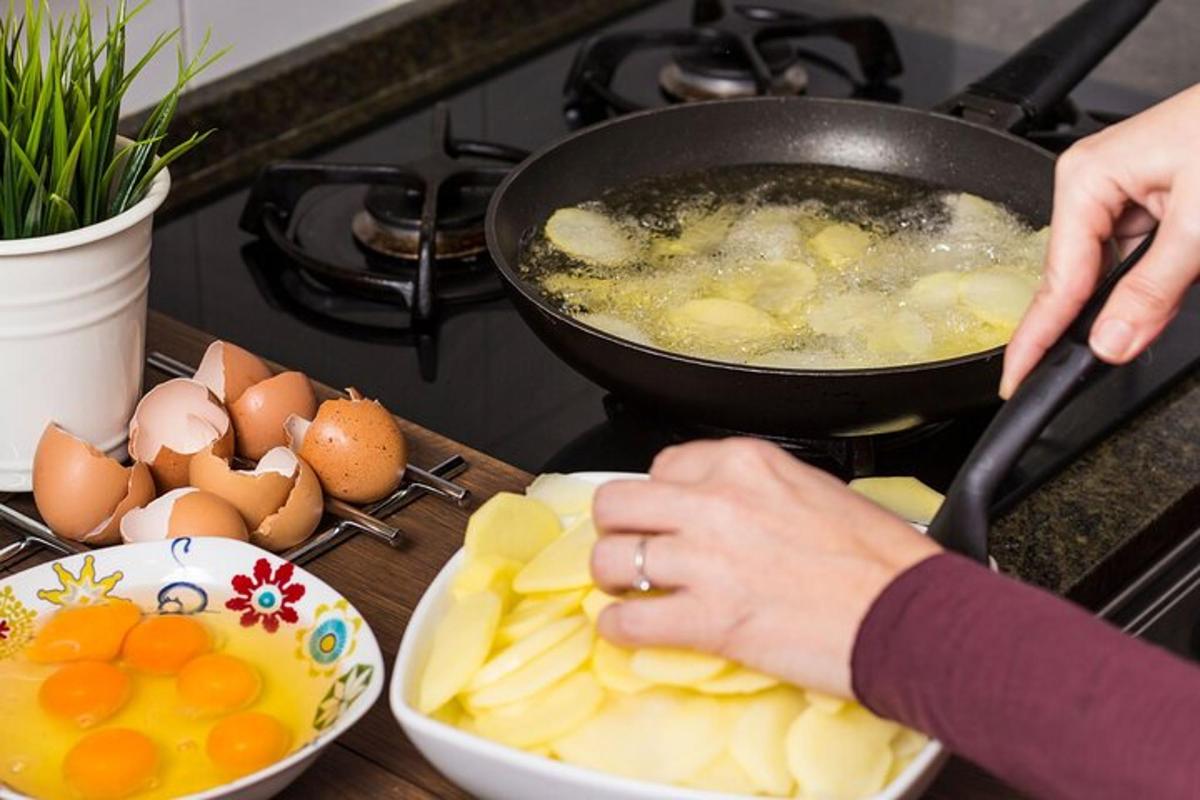 Kona eldar egg og ávexti á eldavél