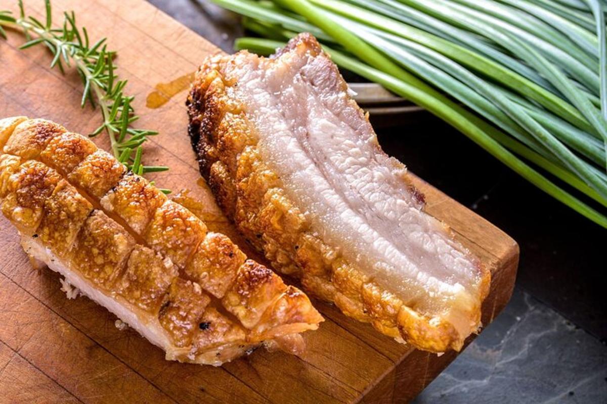 lesena deska za rezanje s kosom mesa in zelenjave
