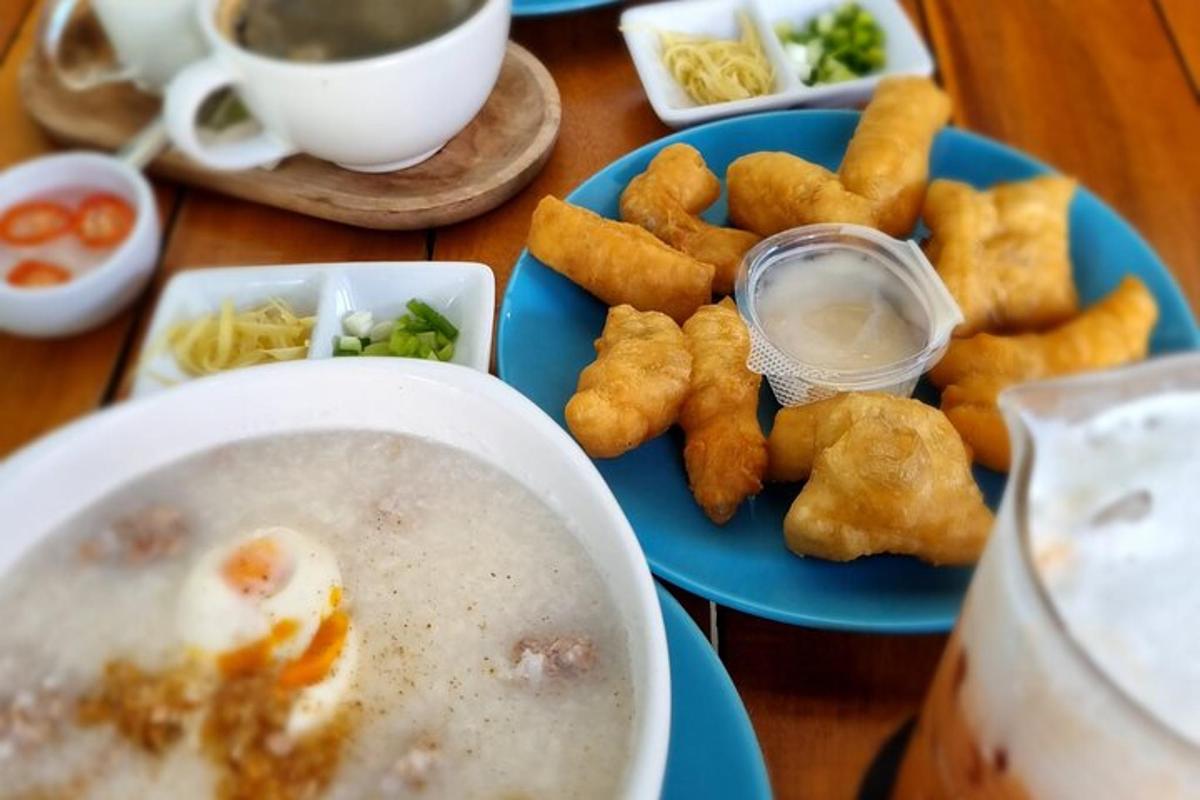 una taula amb un plat de menjar i un bol de sopa