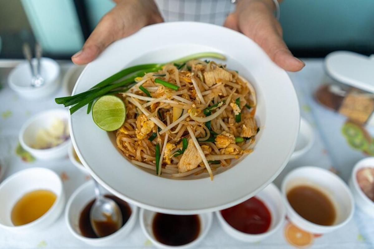 una persona que sosté un plat de menjar amb un bol de menjar