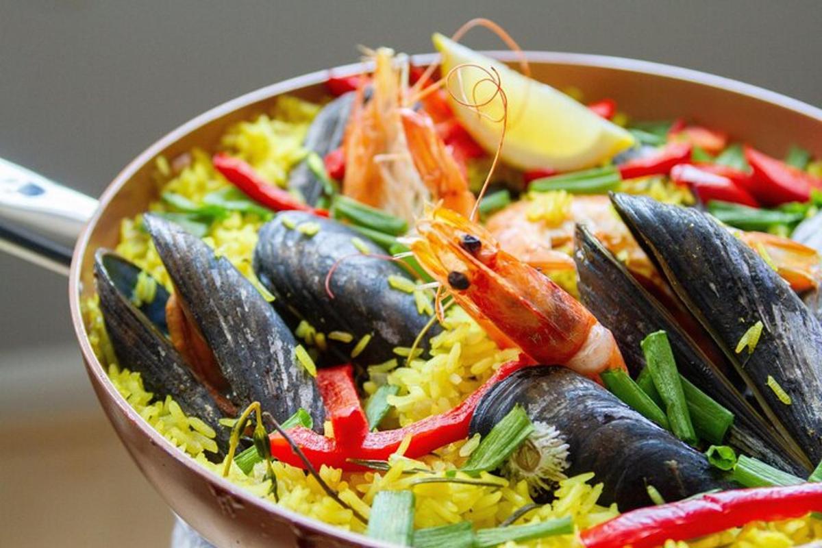 Un tazón de comida con camarones y arroz.