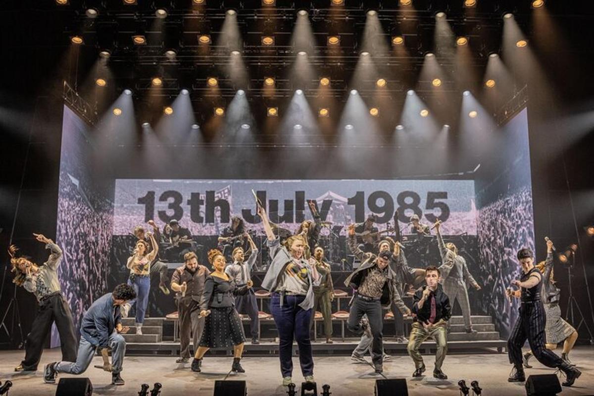 un grupo de personas en el escenario en un concierto