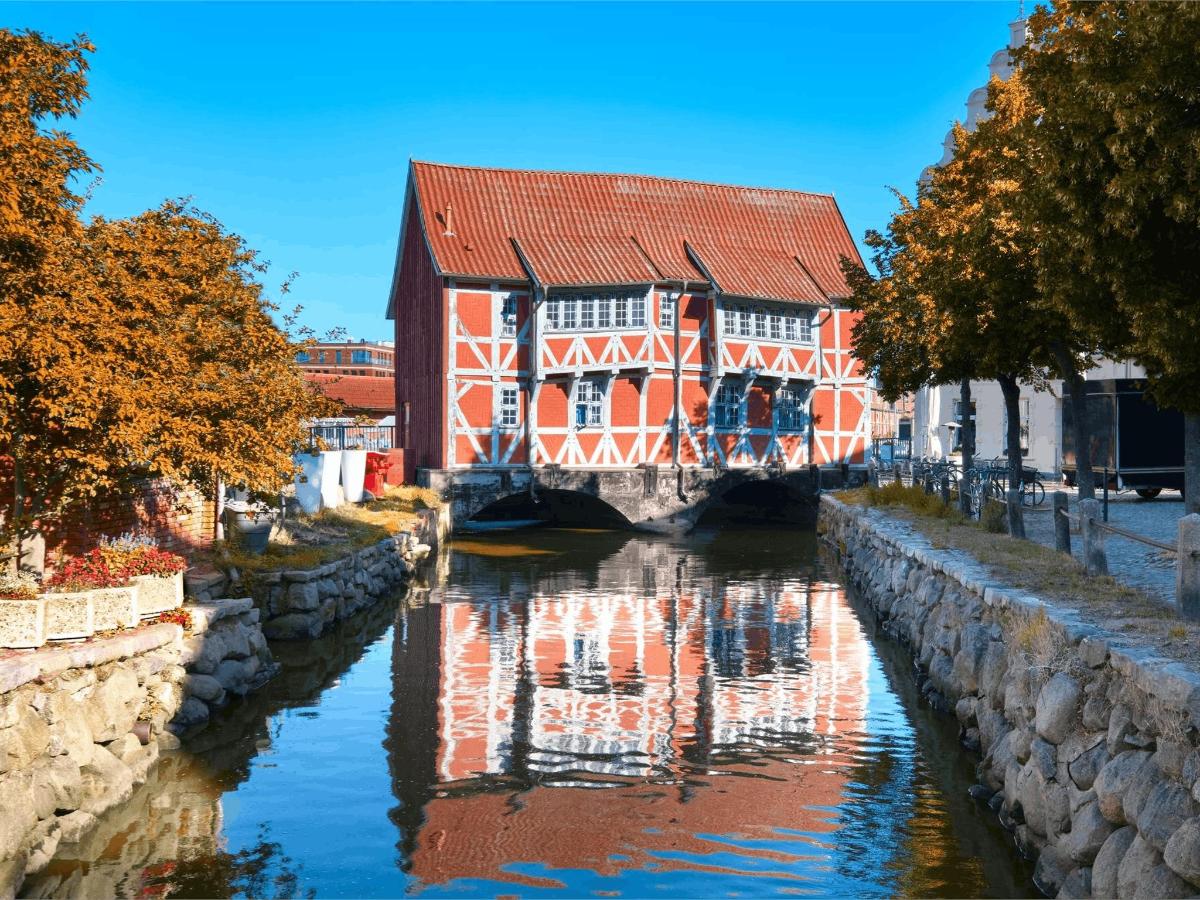 一座橙色的建筑，河上有一座桥