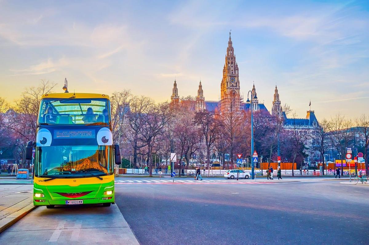 kahekordne buss sõidab mööda linnatänavat