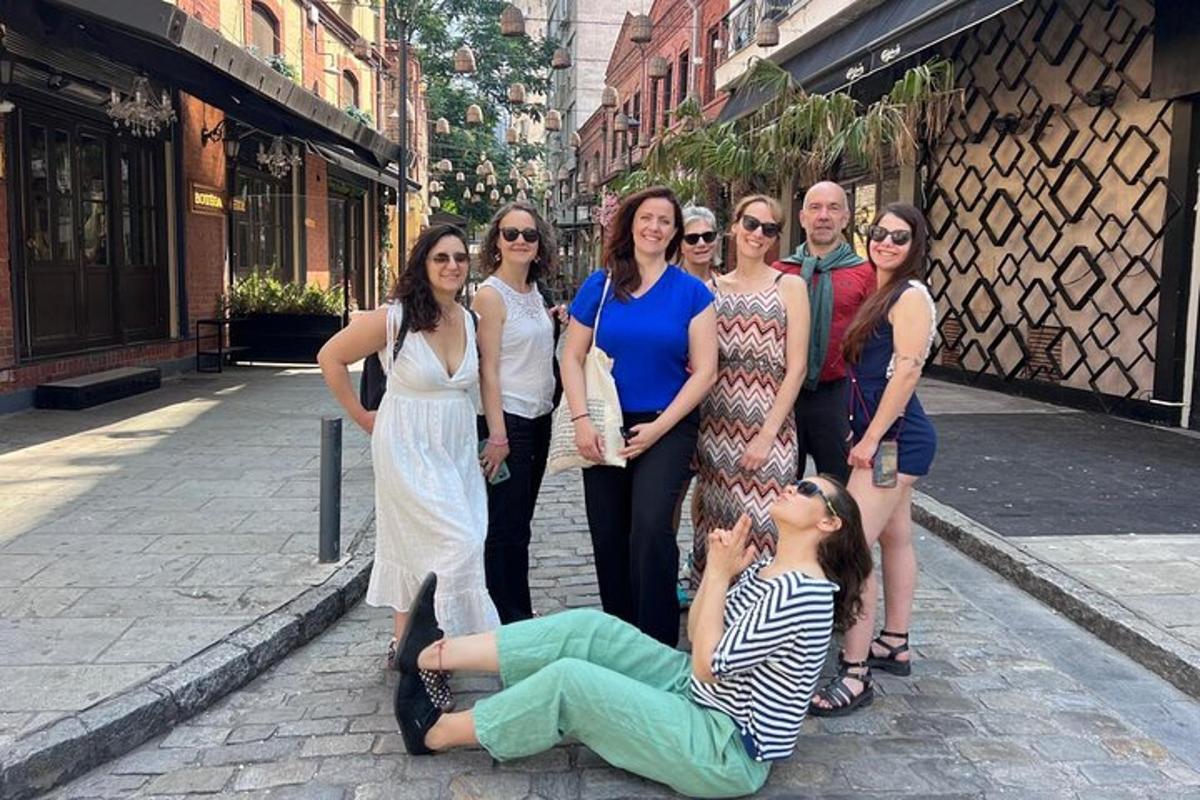 un grup de persones posant per a una foto al carrer