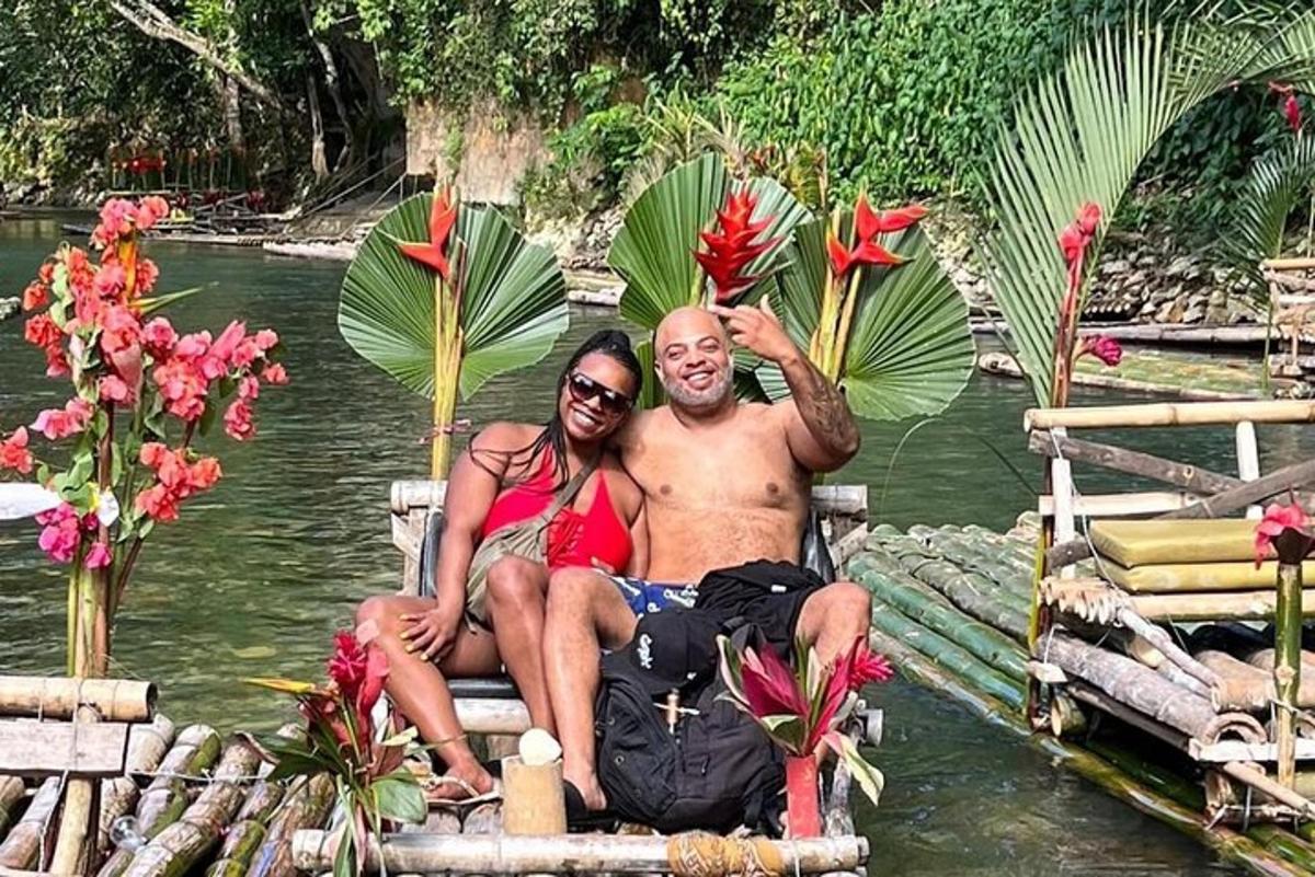 un home i una dona asseguts en una bassa a l'aigua