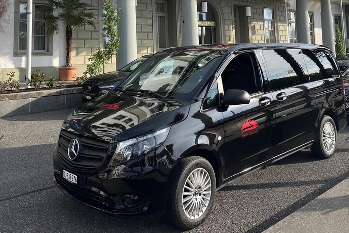 čierne SUV zaparkované pred budovou